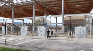 El pati de l'escola L'Entorn de Porqueres on s'ha produït l'explosió en un experiment