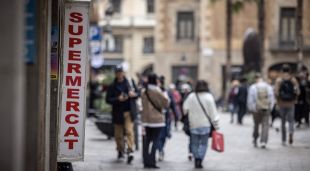 Cartell d'un supermercat de 24h a Barcelona (arxiu)