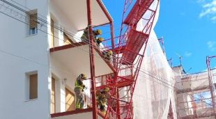 Els Bombers treballant en una obra, aquest matí a Roses