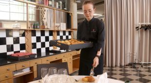 Una alumna de l'Escola d'Hostaleria i Turisme de Girona