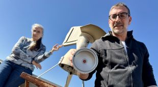 Jordina Belmonte, coordinadora de la XAC, i David Navarro, membre del seu equip, amb una de la maquinària de detecció de pol·len