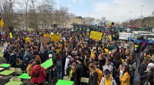 Centenars de docents i tractors concentrats a Fontajau, a Girona