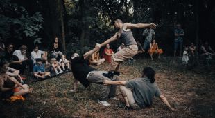 La companyia Fèmut que hi porta un espectacle de circ contemporani