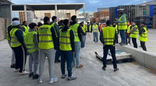 Els alumnes durant la visita a una empresa