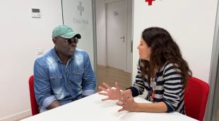 En Bouba amb una responsable de sensellarisme a la seu de Creu Roja