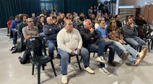 Públic escoltant les ponències de la jornada de ramaders per parlar del llop