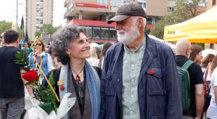 Una parella amb una rosa a Girona
