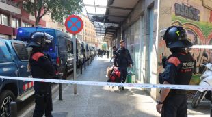 Un jove abandona l'edifici de la ronda Ferran Puig amb els Mossos