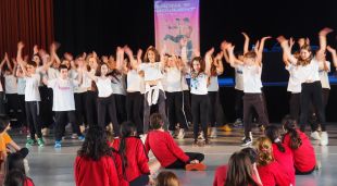 Alumnes de l'escola Agustí Gifre de Sant Gregori ballant durant la cloenda de la 3a edició del projecte "Danses urbanes a l'escola"