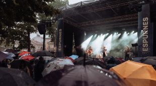 El concert d'Alosa, sota la pluja, ahir a Llagostera