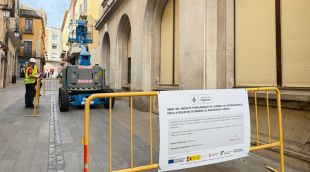 Els operaris, treballant aquest matí al carrer Besalú