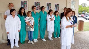 Concentració d'infermeres davant l'hospital Santa Caterina de Salt