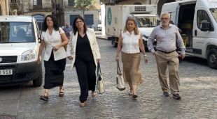 Geis arribant a l'Ajuntament per anunciar el trencament del pacte de govern