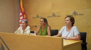 La regidora de Ciutat que Cuida de Girona, Gemma Martínez, al centre entre dues familiars