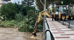 Una retroexcavadora treballant a riu Ridaura a Platja d'Aro