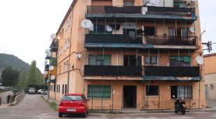 Una de les escales dels blocs de la Creueta que ha comprat un fons inversor i que vol rehabilitar-los