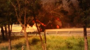 incendi, camió, autopista, bolcat