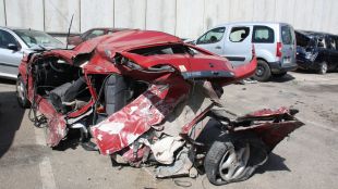 Els dos vehicles sinistrats, el de color vermell i la Berlingo gris, darrere d'un dels cotxes
