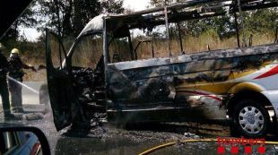 microbús, incendiat, calcinat