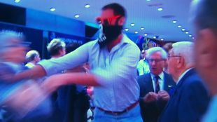 Un dels feixistes agredint als assistents © TV3