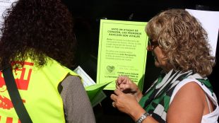 La UGT va fer diverses accions per reclamar l'obertura del punt mèdic © ACN