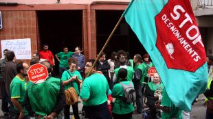 Concentració a les portes del domicili per evitar que s'executés el desnonament © ACN