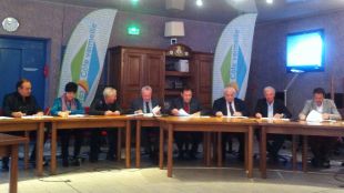 Els alcaldes dels municipis reunits a Argelèrs-Sur-Mer
