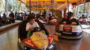 Infants gaudint als 'autoxocs' de les Fires de Sant Narcís aquest diumenge © ACN