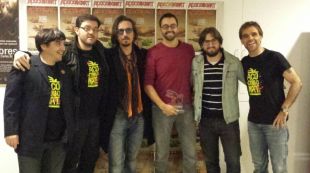 Els guanyadors de l'Acocollona't d'enguany, amb els organitzadors del festival