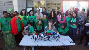 Famílies que viuen al bloc acompanyades per simpatitzants de la PAH, aquest matí © ACN