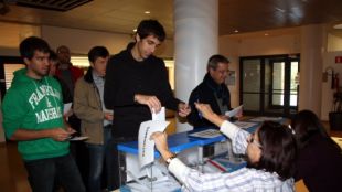 Un moment de la jornada electoral a la mesa de l'Escola Politècnica Superior (EPS) © ACN