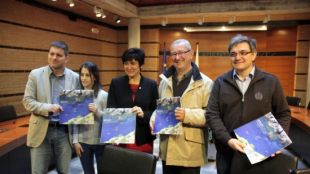Imatge de la presentació aquest divendres amb la presència de l'alcaldessa de Roses, Montserrat Mindan, Carles Pàramo, Marc Danés i el pare i la parella de Jordi Velasco © ACN