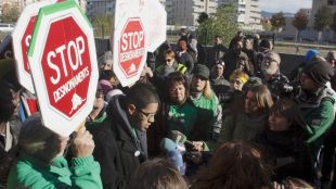 Els membres de la PAH Girona han llegit un manifest © ACN
