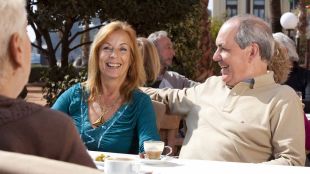 Uns turistes a una terrassa situada davant l'Ajuntament de Lloret de Mar