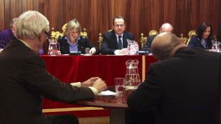 L'alcaldessa de Figueres, Marta Felip, i el tinent d'alcalde, Manel Toro, avui al ple © ACN