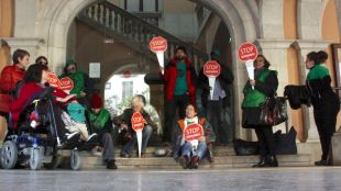Membres de la PAH de Figueres han protestat aquest dilluns a les portes del consistori © ACN