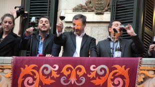 Els germans Roca brindant des del balcó de l'ajuntament de Girona (arxiu) © ACN