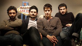Els quatre integrants d'Els Amics de les Arts durant una entrevista © ACN