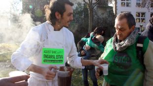 En Lluís Riera ha preparat una xocolatada a les portes del jutjat per agrair el suport rebut © ACN