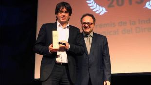 L'alcalde de Girona, Carles Puigdemont, recollint el guardó