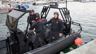 Els Mossos d'Esquadra aquest migdia al port de l'Estartit, abans d'iniciar la recerca © ACN