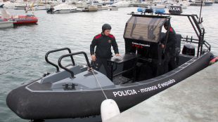 Els Mossos d'Esquadra aquest migdia al port de l'Estartit © ACN