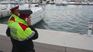 Els Mossos d'Esquadra, dimarts al migdia, al port de l'Estartit  © ACN