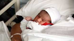 El petit Kanwar Armeet, el primer nadó de les comarques gironines d'aquest 2014 © ACN