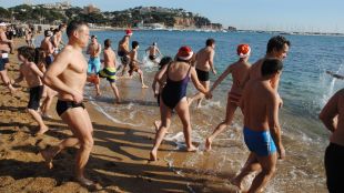 Els banyistes que han fet la primera capbussada aquest 2014 © ACN