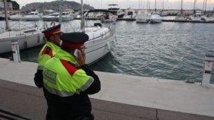 Els Mossos d'Esquadra al port de l'Estartit, en una fotografia d'arxiu  © ACN