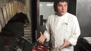El xef Jordi Jacas preparant el 'chuletón' que acompanya les seves calçotades © ACN