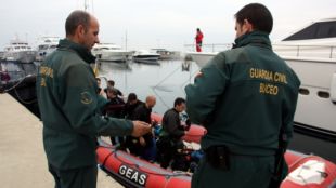 Imatge del dispositiu de rescat muntat al port de Roses aquest divendres © ACN