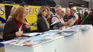 Turistes apropant-se als estands de la Costa Brava a la fira CMT d'Stuttgart © ACN