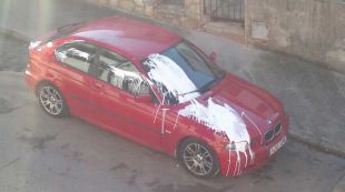 Un vehicle s'ha llevat ple de pintura © Olot Televisió